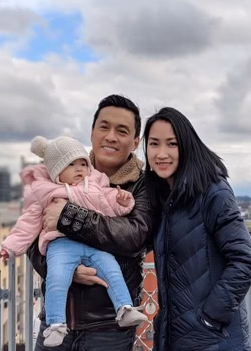 Trong khoảng thời gian chưa về Việt Nam, Yến Phương thường đăng tải những status đầy tâm trạng trên trang cá nhân. Trước nghi vấn hôn nhân rạn nứt, bà xã của Lam Trường phủ nhận. Trong khi đó, Lam Trường đáp trả tin đồn bằng hình ảnh đưa vợ con đi chơi.