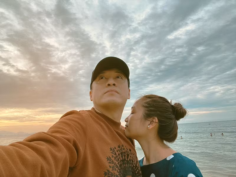 Ngoài hiểu những khó khăn của Yến Phương khi một mình chăm con ở Mỹ, Lam Trường còn ủng hộ công việc kinh doanh riêng của vợ. “Nếu bà xã mong muốn làm bất cứ điều gì tôi cũng sẽ ủng hộ cho cô ấy hết mình”, anh nói.