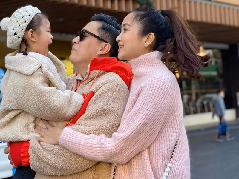 Dù có tổ ấm hạnh phúc, Lam Trường vẫn vướng tin đồn giới tính. Không ít lần, nam ca sĩ phải lên tiếng phủ nhận.