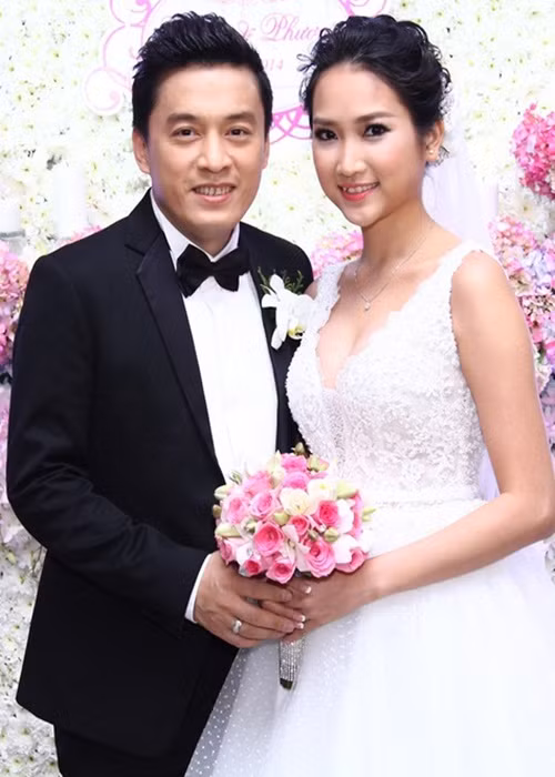  Lam Trường kết hôn với Ngô Ý An năm 2004. Cả hai có một cậu con trai trước khi đường ai nấy đi. Năm 2013, nam ca sĩ công khai hẹn hò Yến Phương. Cô sinh năm 1991, kém Lam Trường 17 tuổi. Năm 2014, Lam Trương và Yến Phương làm đám cưới. Ảnh: Zing