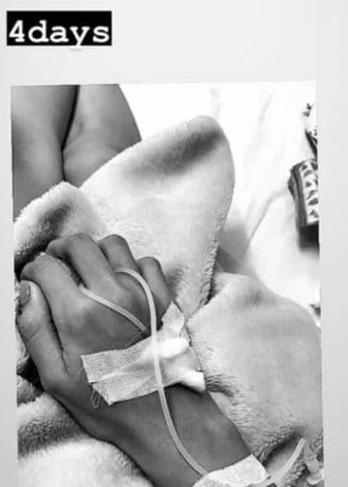 Trên trang cá nhân, Khả Ngân đăng tải một số hình ảnh tay gầy gò, cắm kim truyền.