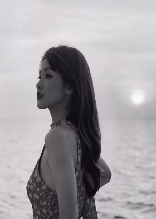 Đại diện của Khả Ngân chia sẻ trên Pháp luật và bạn đọc, nữ diễn viên đã hết sốt nhưng cần ở lại bệnh viện theo dõi thêm. Do đang đóng phim nên Khả Ngân cũng cần vào viện chăm sóc để có thể mau chóng ổn định sức khỏe.