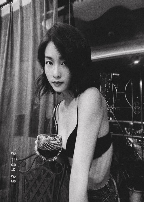 Thời gian qua, Khả Ngân không ít lần để lộ hình ảnh gầy trơ xương. Một số khán giả cho rằng cô giảm cân quá đà.