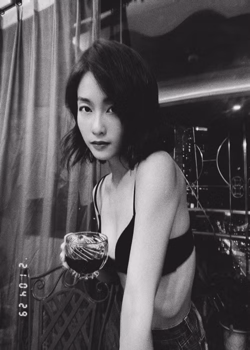 Thời gian qua, Khả Ngân không ít lần để lộ hình ảnh gầy trơ xương. Một số khán giả cho rằng cô giảm cân quá đà.