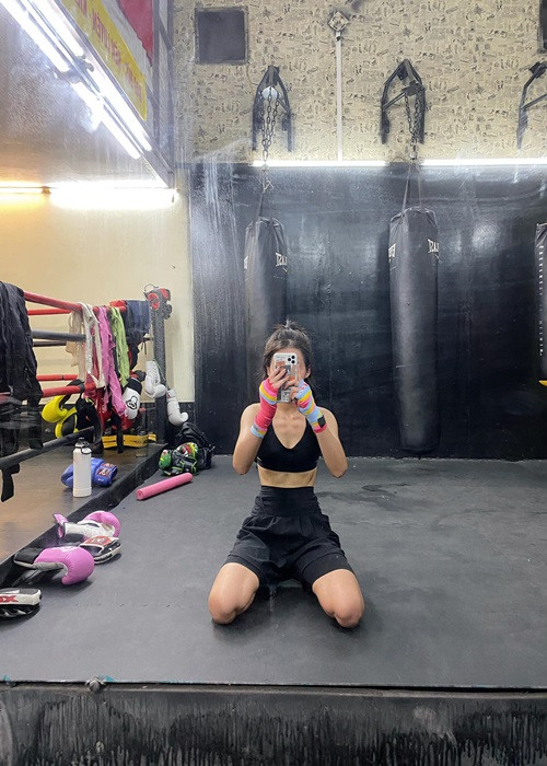 Nữ diễn viên yêu thích thể thao, đặc biệt boxing. "Từ năm 3 tuổi, mình đã tham gia nhiều môn thể thao khác nhau, nhưng chỉ đến khi tập boxing mình mới tìm thấy niềm đam mê thực sự luôn miệt mài tập luyện mỗi ngày. Khoảng thời gian học cấp 2, một phần do tuổi mới lớn nên mình ăn khá nhiều, cơ thể ngày càng béo ra. Lúc đó, mình thấy rất tự ti về thân hình. Nhờ boxing mà vóc dáng mình mới thon gọi lại được như ngày hôm nay", Khả Ngân chia sẻ.