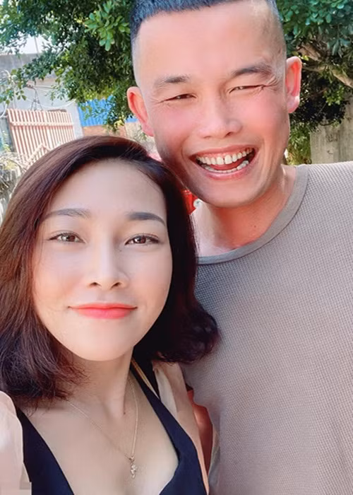 Anh chia sẻ trên Dân Việt: "Đã khá lâu rồi chúng tôi không gặp nhau, nên tôi không biết ảnh cô ấy lấy từ đâu ra. Chắc là ảnh cũ vì vài tháng rồi cô ấy cũng không đến thăm con, chỉ gửi cho con vài hộp ruốc rồi thôi".