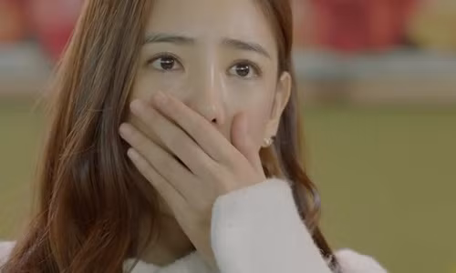 Quen dien thoai trong phong ngu, phat hien bi mat khung khiep cua chong