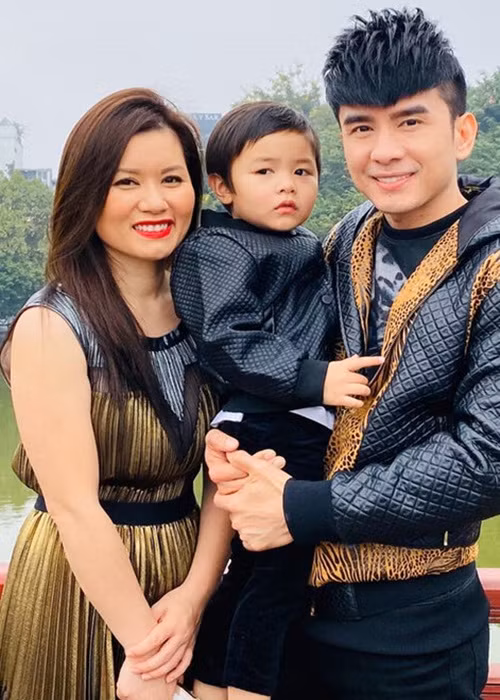 Tuyên bố ly hôn trong năm 2021 giống Vinh Râu - Minh Trang, Thủy Tiên - Đan Trường cũng ứng xử văn minh. Doanh nhân Thủy Tiên cho biết, giai đoạn trải qua cùng Đan Trường rất đẹp. “Ít nhất hiện nay Tiên cũng có đứa con, bé Thiên Từ, để Tiên có mục đích cũng như nhiều ước mơ hơn nữa cho con cũng như cho Tiên", nữ doanh nhân trải lòng. Vợ cũ của Đan Trường còn chia sẻ, dù không thể làm vợ chồng nữa, nhưng cô và chồng cũ vẫn tiếp tục làm bạn bè.