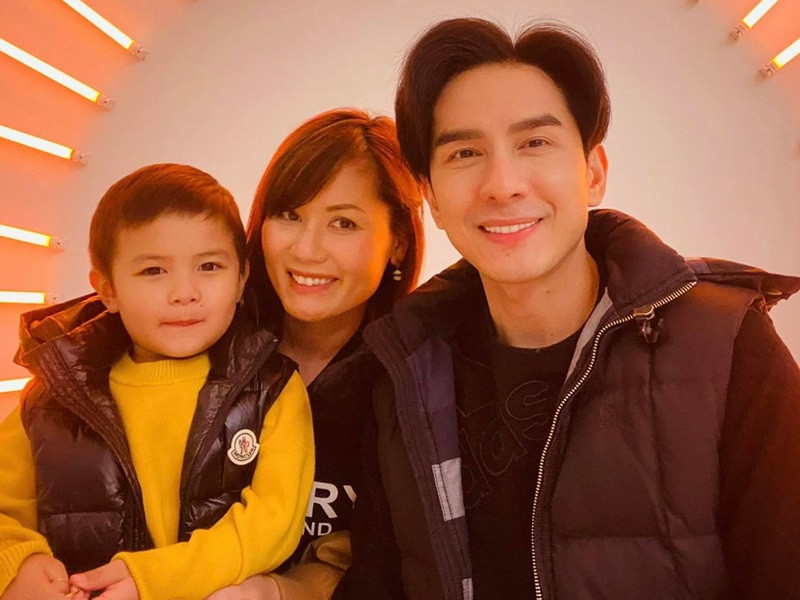 Trong khi đó, hậu ly hôn, Đan Trường vẫn để ảnh chụp chung với vợ làm đại diện trên Facebook.