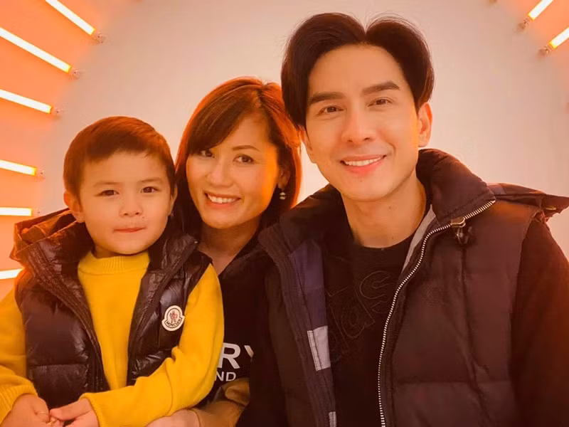 Trong khi đó, hậu ly hôn, Đan Trường vẫn để ảnh chụp chung với vợ làm đại diện trên Facebook.