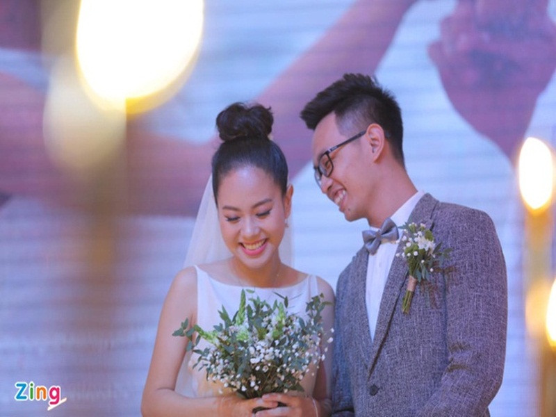 Ly hôn năm 2020 nhưng mãi đến tháng 4/2021, ca sĩ Hoàng Quyên mới chia sẻ thông tin hôn nhân đổ vỡ. Trên Zing, nữ ca sĩ cho biết, gia đình nhỏ của cô đã có một quãng thời gian khó khăn nhưng giờ đây đã tìm được cách khiến cho mỗi người tốt hơn. Ảnh: Zing