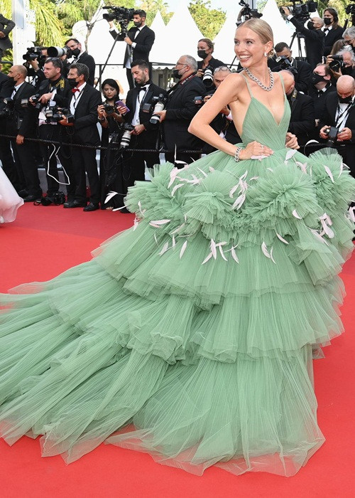 Fashionista người Đức Leonie Hanne nổi bật trong bộ đầm xanh bồng bềnh.