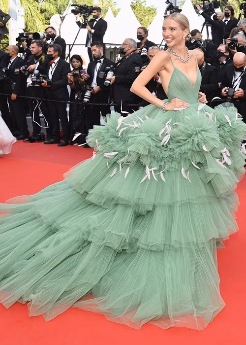 Fashionista người Đức Leonie Hanne nổi bật trong bộ đầm xanh bồng bềnh.