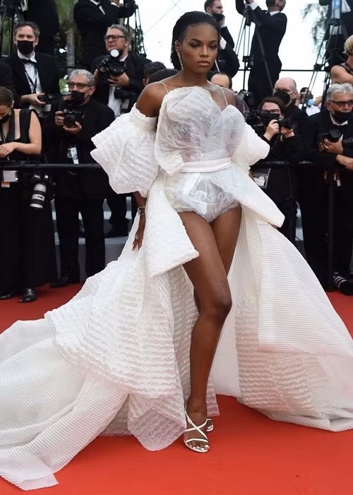 Thảm đỏ Cannes 2021 còn có sự góp mặt của chân dài người Pháp Didi Stone Olomide.