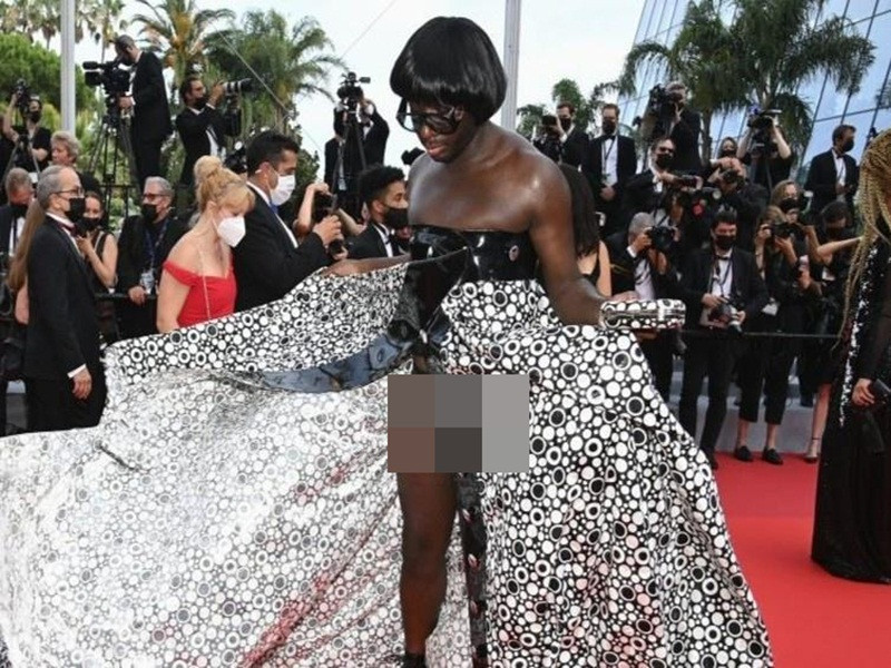 Xuất hiện trên thảm đỏ Cannes năm nay, nhà văn Louis Pisano để lộ nội y kém duyên khi hất tà váy. Ảnh: Vietnamnet