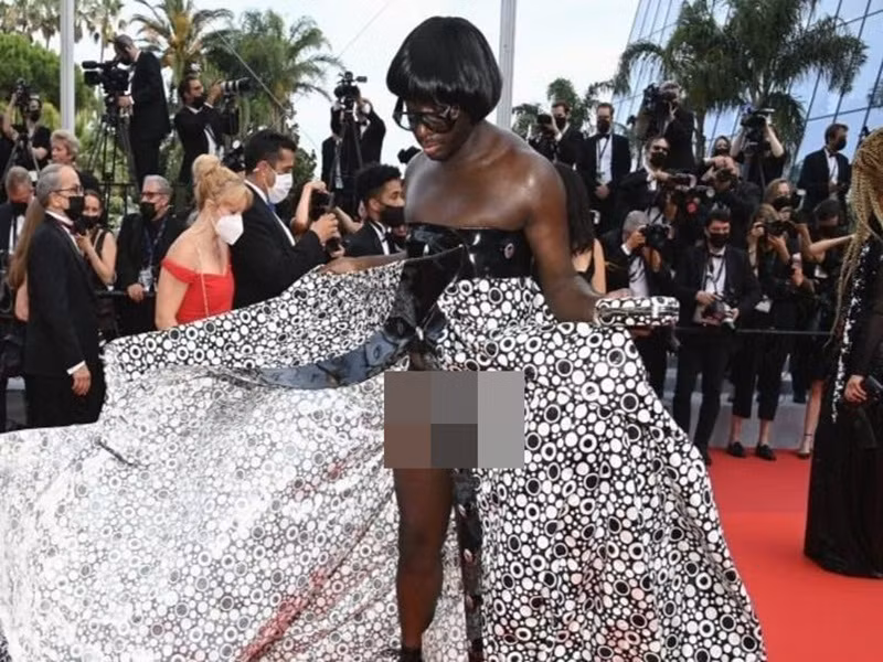 Xuất hiện trên thảm đỏ Cannes năm nay, nhà văn Louis Pisano để lộ nội y kém duyên khi hất tà váy. Ảnh: Vietnamnet