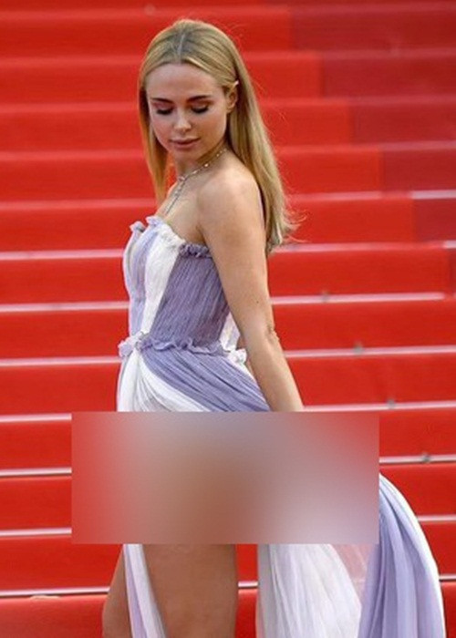 Không ít ý kiến cho rằng màn tung váy là một chiêu trò của Kimberley Garner. Ảnh: Zing