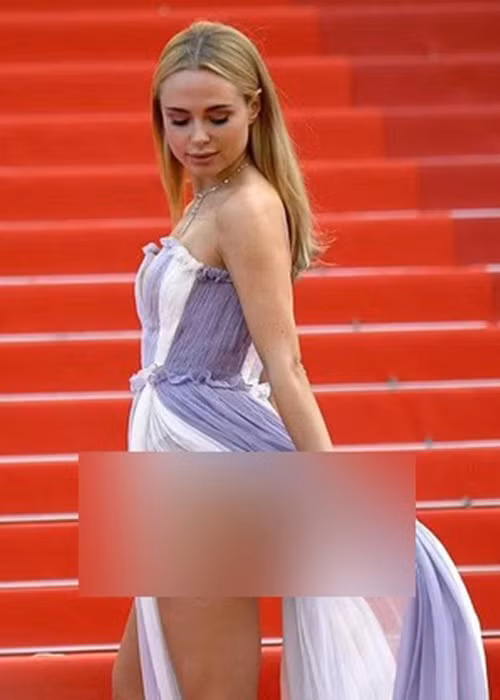 Không ít ý kiến cho rằng màn tung váy là một chiêu trò của Kimberley Garner. Ảnh: Zing