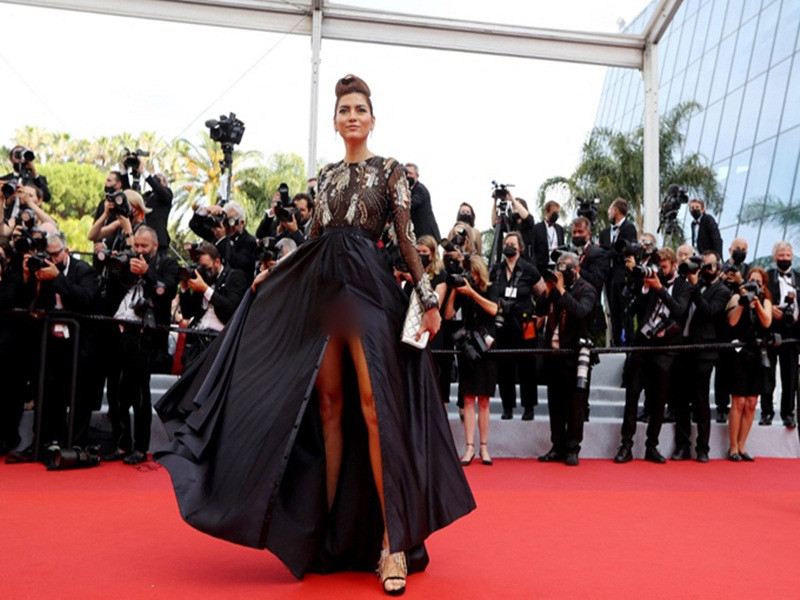 Trước Kimberley Garner, không ít mỹ nhân cũng bị chỉ trích vì tạo dáng phản cảm trên thảm đỏ Cannes 2021. Blanca Blanco là một trong số đó. Nữ diễn viên diện váy xẻ cao quên nội y. Khi tung tà váy, cô bị lộ hàng.
