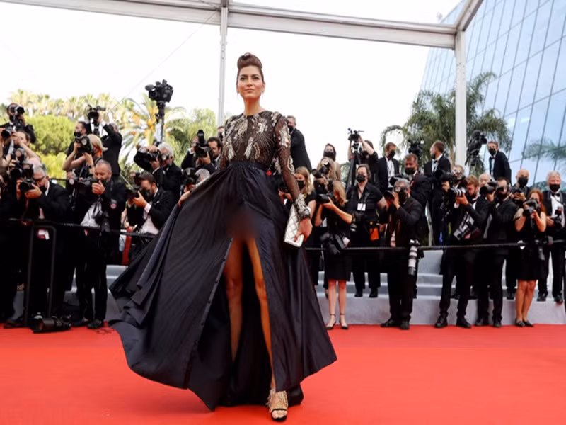 Trước Kimberley Garner, không ít mỹ nhân cũng bị chỉ trích vì tạo dáng phản cảm trên thảm đỏ Cannes 2021. Blanca Blanco là một trong số đó. Nữ diễn viên diện váy xẻ cao quên nội y. Khi tung tà váy, cô bị lộ hàng.