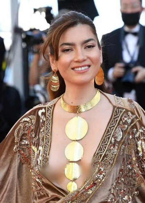 Sau màn hớ hênh gây phản cảm, Blanca Blanco tiếp tục trở thành tâm điểm vì thả rông vòng một. Ảnh: Tiền Phong