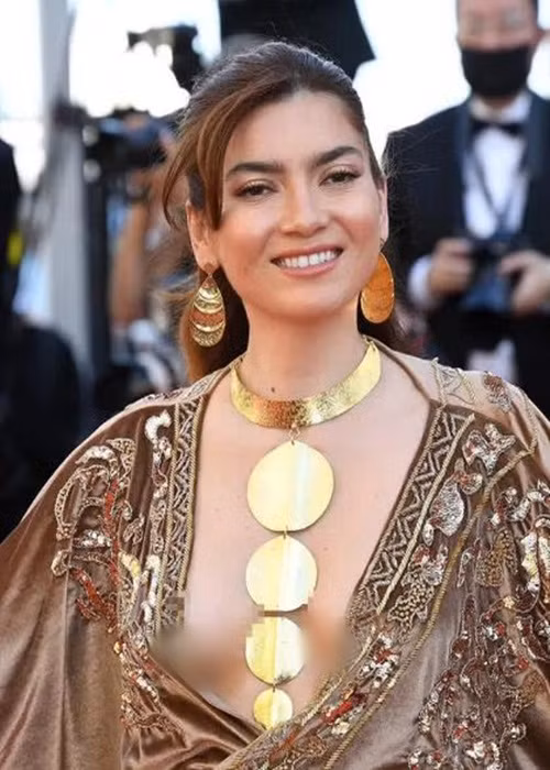 Sau màn hớ hênh gây phản cảm, Blanca Blanco tiếp tục trở thành tâm điểm vì thả rông vòng một. Ảnh: Tiền Phong