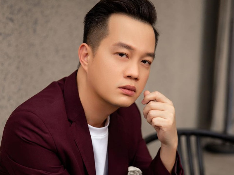 Giữa ồn ào, đạo diễn Bảo Nhân chia sẻ lý do mắng Huỳnh Anh. “Một diễn viên trẻ mà có thái độ xấc láo, vô học thế là không chấp nhận được rồi. Lại còn nói không biết biên kịch Hồng Ngát là ai nữa chứ. Tôi thấy Huỳnh Anh trẻ con hết sức và không nên đôi co với những người như vậy. Tôi chưa làm việc với cậu đó, nhưng cũng sẽ không chấp nhận một diễn viên có tính cách như vậy làm việc với mình”, anh chia sẻ trên Người đưa tin.