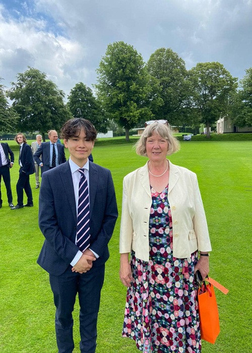 Trước khi đến với Thùy Chang, Chi Bảo từng qua 2 lần đò. Ở cuộc hôn nhân thứ hai, anh có một cậu con trai. Mới đây, Chi Bảo khoe con trai tốt nghiệp cấp 3 ở Mỹ. Nam diễn viên nhắn nhủ con: "Chúc mừng nhóc kết thúc thời học sinh với điểm số hơn ba, giỏi đấy. Chia tay thầy cô, bạn bè và chuẩn bị hành trang cho chặng đường trở thành một luật sư như con đã lựa chọn. Đời sinh viên sẽ khác nhiều đấy con ạ".