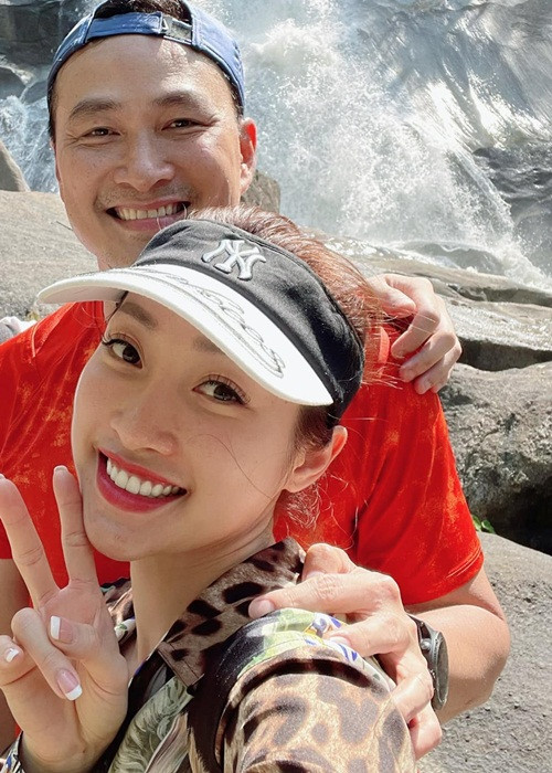 Chi Bảo và Lý Thùy Chang đăng ký kết hôn hồi tháng 3/2021. Cặp đôi hứa hẹn tổ chức đám cưới vào thời điểm thích hợp.