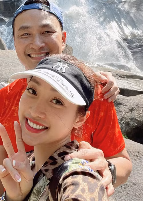 Chi Bảo và Lý Thùy Chang đăng ký kết hôn hồi tháng 3/2021. Cặp đôi hứa hẹn tổ chức đám cưới vào thời điểm thích hợp.