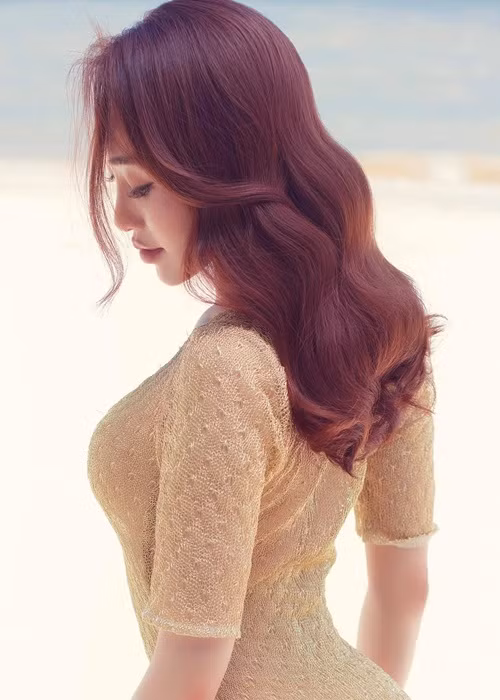 Thùy Chang chia sẻ trên Ngôi sao, cô mang bầu hơn 3 tháng. Cô còn khoe ông xã rất tâm lý, khéo léo nên tự tay chăm vợ. "Anh Bảo có kinh nghiệm rồi nên tư vấn cho tôi tất cả. Tôi mang bầu nhàn lắm", Thùy Cang cho hay.