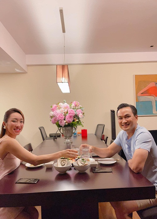 Sau khi về chung một nhà, Chi Bảo và Thùy Chang vẫn thường xuyên chia sẻ hình ảnh hạnh phúc bên nhau.