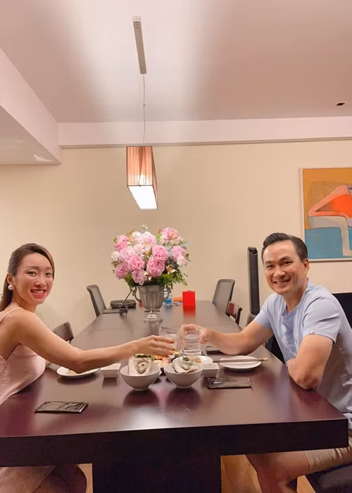 Sau khi về chung một nhà, Chi Bảo và Thùy Chang vẫn thường xuyên chia sẻ hình ảnh hạnh phúc bên nhau.