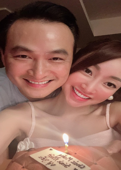 Chi Bảo tổ chức sinh nhật ấm cúng cho bà xã kém 16 tuổi cách đây không lâu.