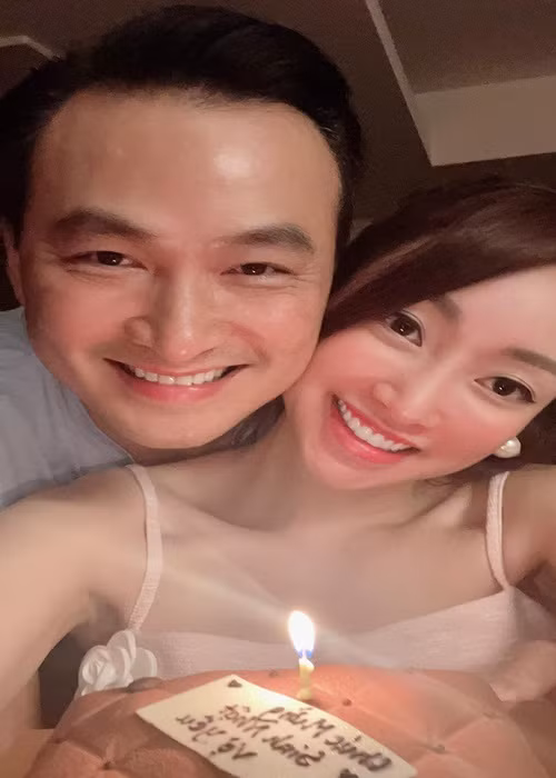 Chi Bảo tổ chức sinh nhật ấm cúng cho bà xã kém 16 tuổi cách đây không lâu.