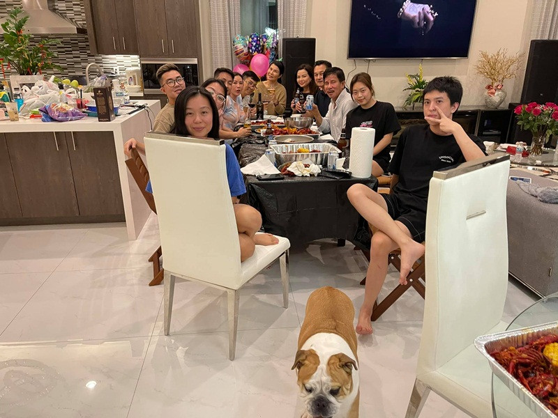 "Đọc kỹ từng lời chúc, từng mẩu tin, từng bài viết và nhận ra rằng, điều quan trọng nhất trong đám cưới không phải là to hay nhỏ mà là hạnh phúc lớn bao nhiêu", Thu Hoài viết.