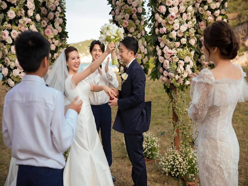 Thu Hoài lên kế hoạch cho một hôn lễ trong mơ từ lâu nhưng vì dịch bệnh nên hoãn cưới vô thời hạn. Tuy nhiên, cô cùng Trí Tống đi đăng ký kết hôn vào một ngày bất ngờ.