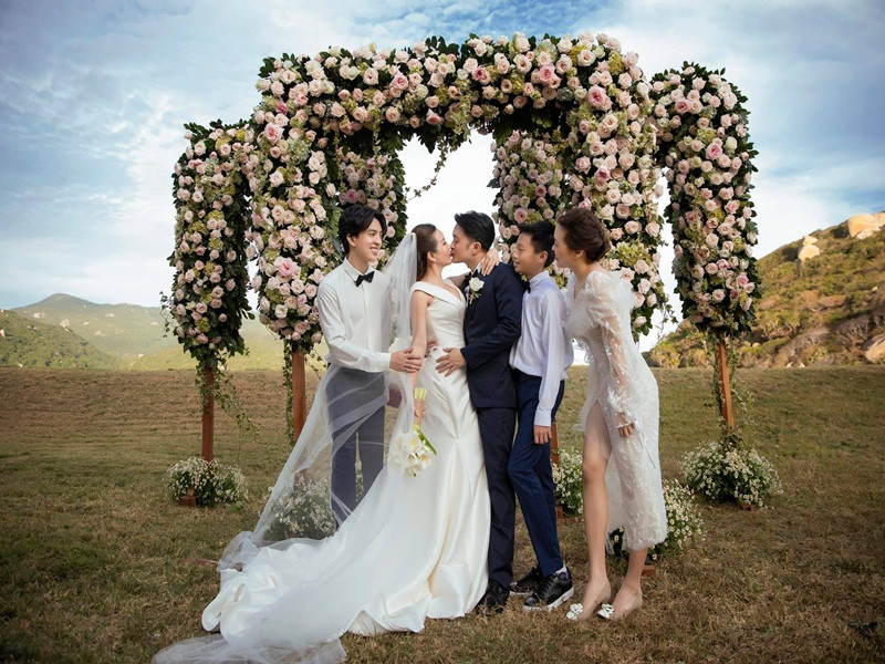 Thu Hoài chia sẻ loạt ảnh cưới, tâm sự những bức ảnh này có thể thay cô và ông xã truyền tải một thông điệp tới tất cả những người yêu thương rằng cả hai đang rất hạnh phúc, khi chính thức thành vợ chồng.