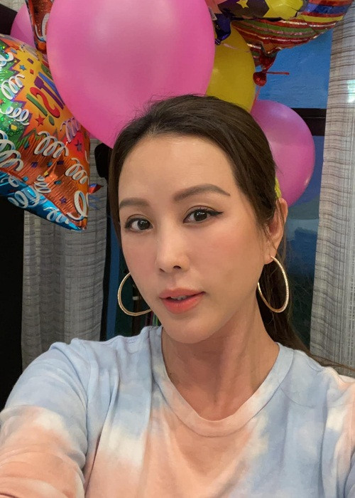 Cô trang điểm, làm tóc khi khách mời tới dự tiệc.