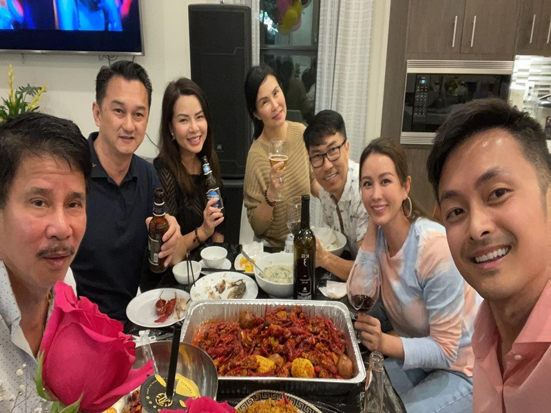 Thu Hoài chia sẻ, cô nhận được quà cưới là vô số tin nhắn chúc mừng.