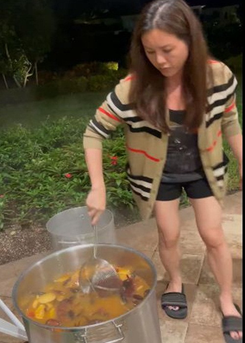 "Tất cả không giống tiệc cưới cho lắm, trừ việc cô dâu chú rể cười tươi và cười to hơn hầu hết cặp đôi trong ngày trọng đại", Thu Hoài viết.