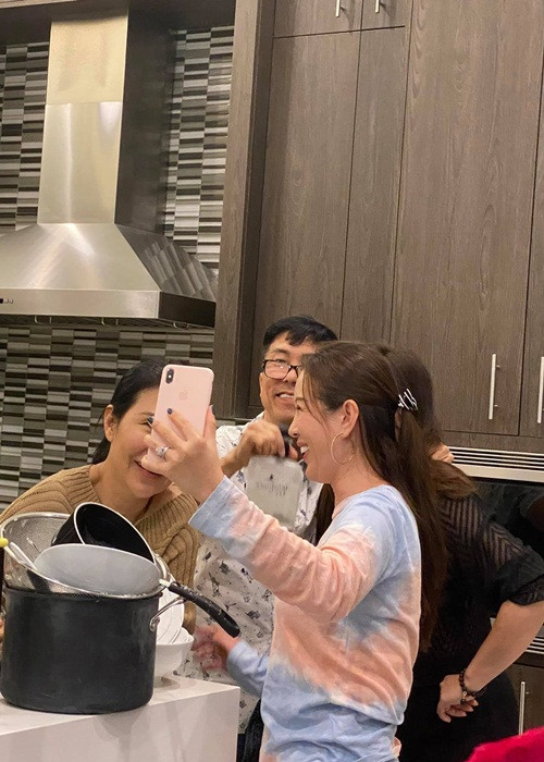 Bà mẹ 3 con tươi rói bên người thân, bạn bè.