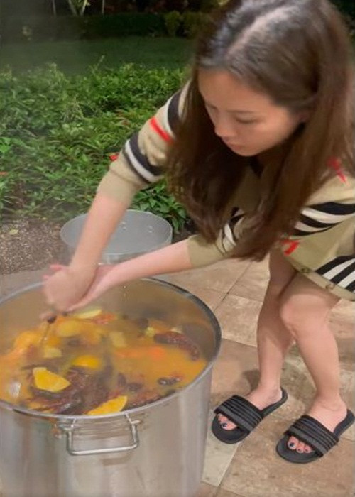 Tiệc cưới của Hoa hậu Thu Hoài được tổ chức tại nhà. Cô dâu mặc đơn giản, nấu ăn trong tiệc cưới của chính mình.