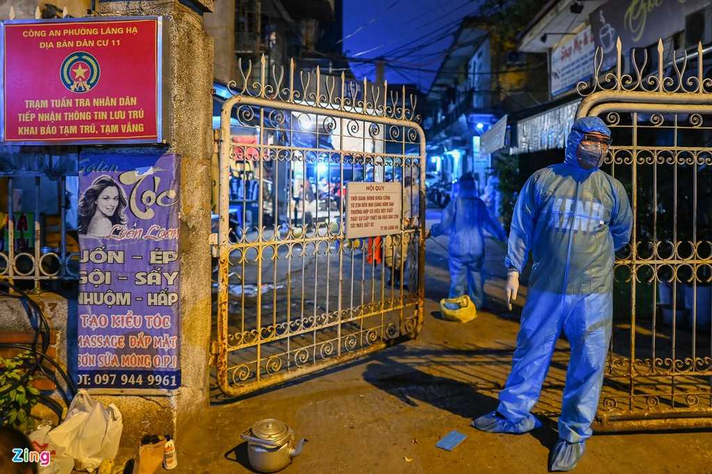 Ngay trong đêm 19/7, lực lượng y tế quận Đống Đa có mặt để truy vết, xét nghiệm và thực hiện phun khử khuẩn khu dân cư 95A Láng Hạ.