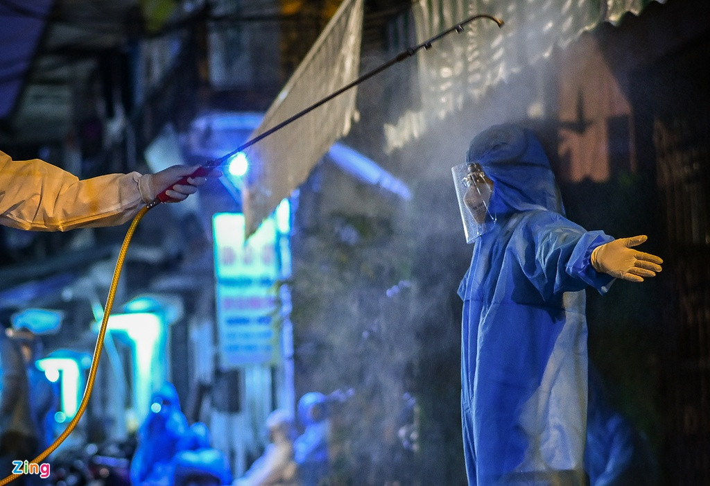 Đến 0h ngày 20/7, công việc lấy mẫu kết thúc. Nhân viên y tế xịt khử khuẩn, bỏ toàn bộ đồ bảo hộ vừa sử dụng trước khi ra về.