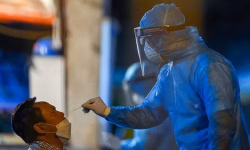 Khoảng 300 người dân đang sinh sống tại khu chung cư được lấy mẫu xét nghiệm SARS-CoV-2 ngay trong đêm.