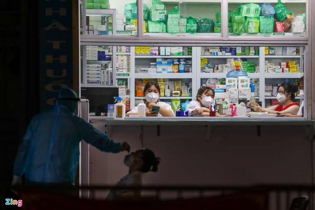 Khách đến mua thuốc tại đây được yêu cầu ở lại làm xét nghiệm SARS-CoV-2. Khu vực này có gần 10 cửa hàng dược và là địa chỉ mua bán thuốc quen thuộc của nhiều người dân thủ đô.