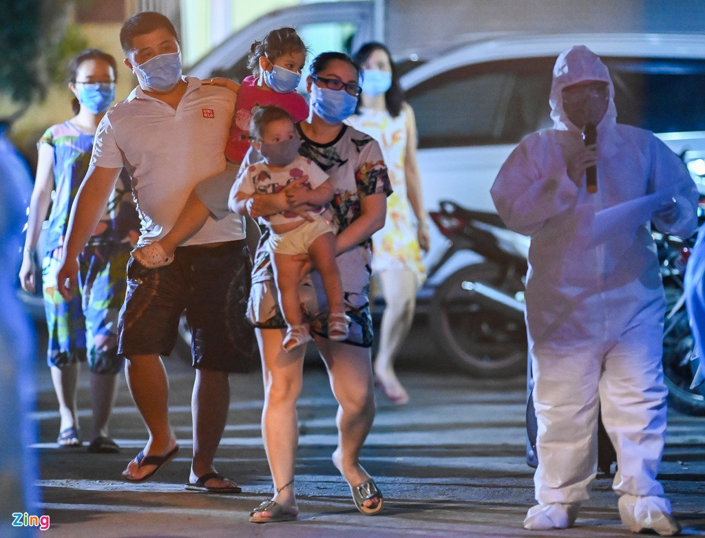 Lực lượng y tế đến từng nhà để lập danh sách, kêu gọi người dân đi lấy mẫu xét nghiệm.