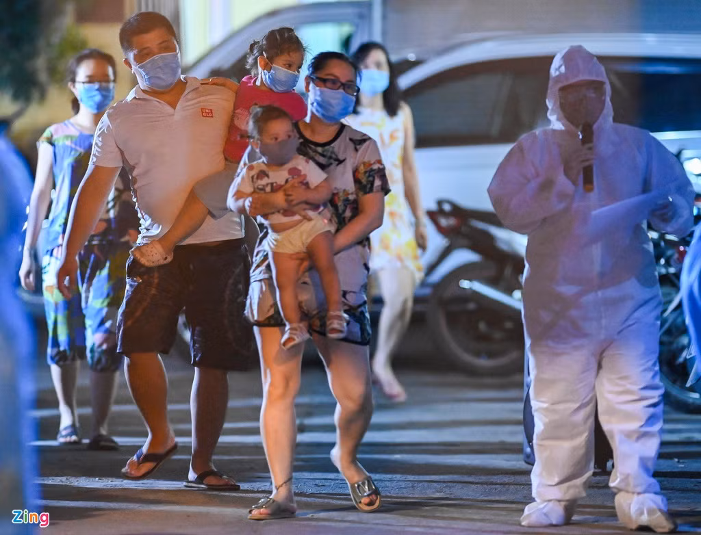 Lực lượng y tế đến từng nhà để lập danh sách, kêu gọi người dân đi lấy mẫu xét nghiệm.