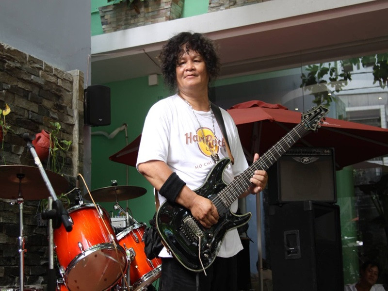 Ngày 18/7 vừa qua, rocker Trung Thành Sago qua đời cũng vì COVID-19. Theo Thông tấn xã Việt Nam, rocker ra đi khi đang cách ly tại một bệnh viện dã chiến ở quận Thủ Đức, TP.HCM. Ảnh: Zing